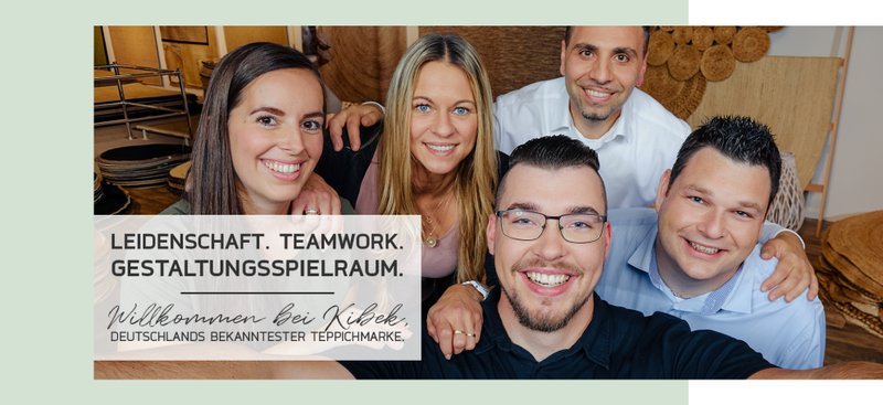 Fünf lächelnde Teammitglieder beim Selfie in einem Teppichgeschäft, darüber der Slogan „Leidenschaft. Teamwork. Gestaltungsspielraum.“