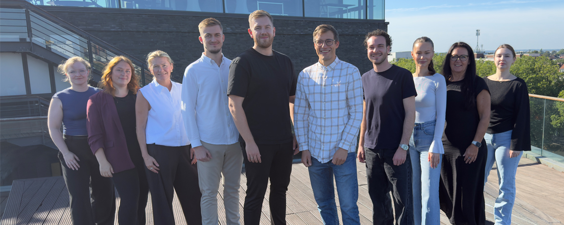 Das Team von LS Cargo Logistics steht gemeinsam auf einer Dachterrasse