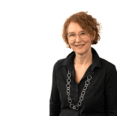 Porträtfoto von Monika Straetmans, lächelnd, mit Brille und schwarzer Bluse