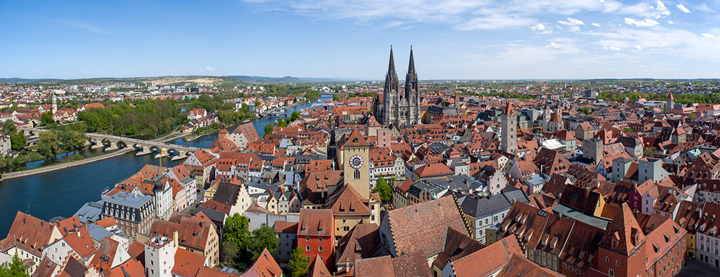 Luftaufnahme der Altstadt Regensburg mit Dom, Donau und Steinerner Brücke