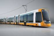 Moderne Straßenbahn in Weiß und Orange auf einer Straße