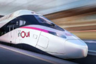 Hochgeschwindigkeitszug mit „inOui“-Schriftzug fährt in Bewegung vor verschwommenem Hintergrund