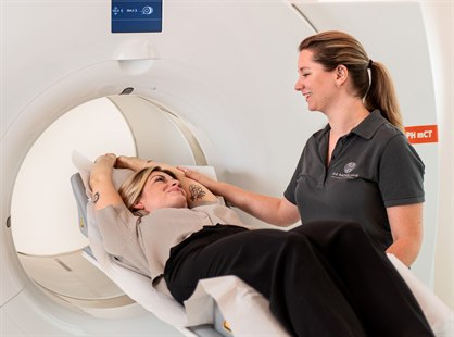 MT-R mit Patientin am CT