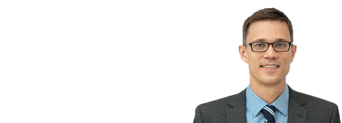 header_mann_brille_grau_anzug.png