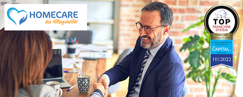 Homecare TOP FRANCHISE SYSTEM CAPITAL Mann schenkt einer Frau Glück