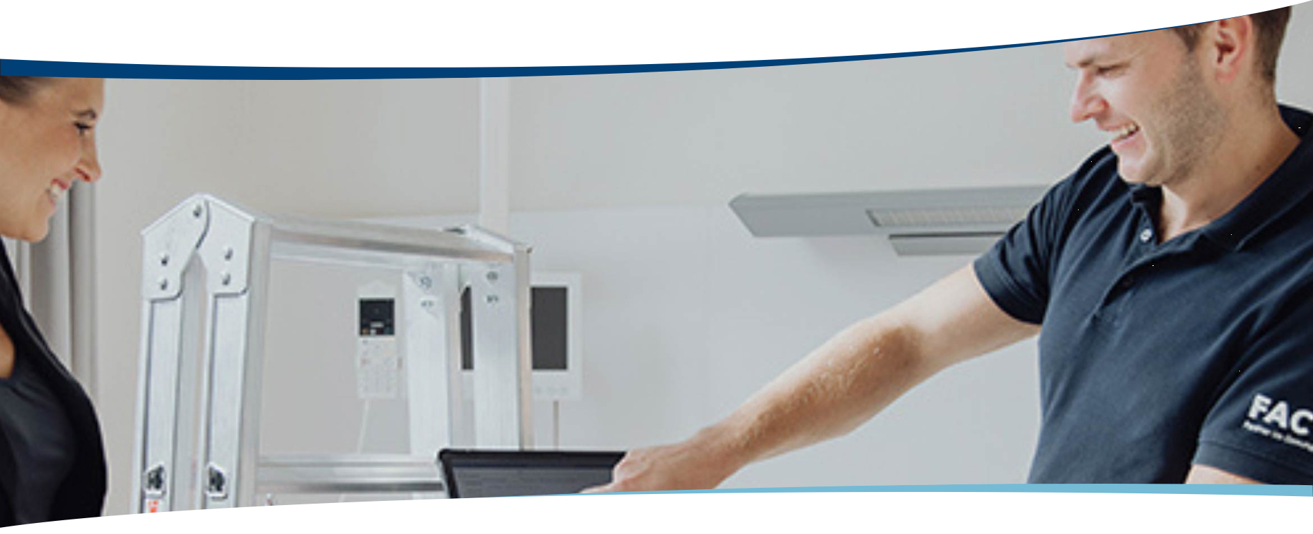 Zwei Personen bei Geräteprüfung