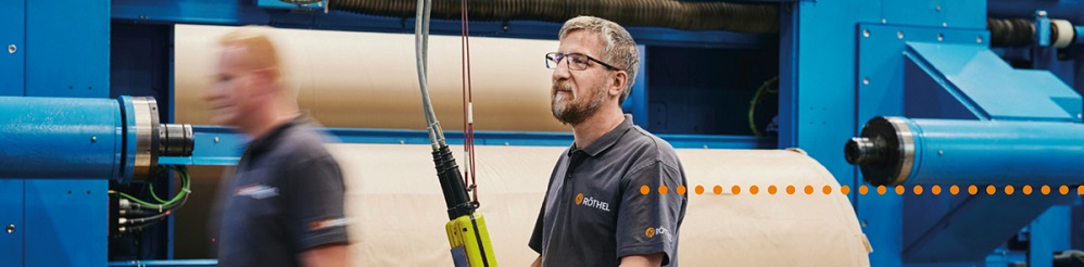 Arbeiter in einer Fabrikhalle