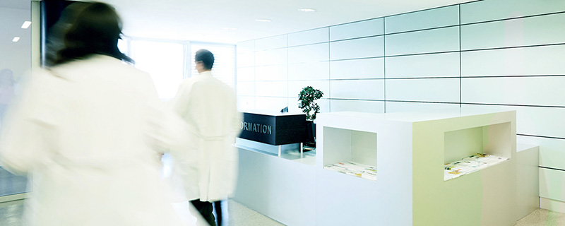 Heller Krankenhausflur mit Ärzten