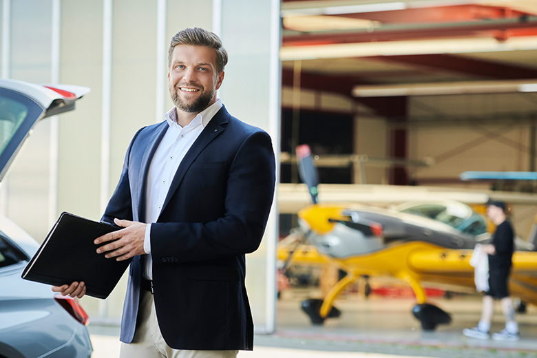 Der Mann hält eine Mappe in der Hand