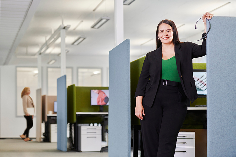 Die Frau steht mit überkreuzten Beinen