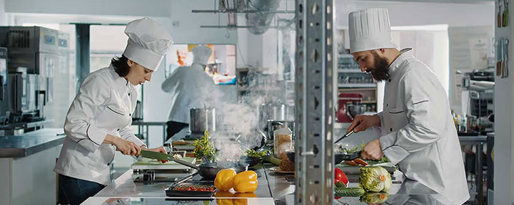 Profiköche in einer Küche