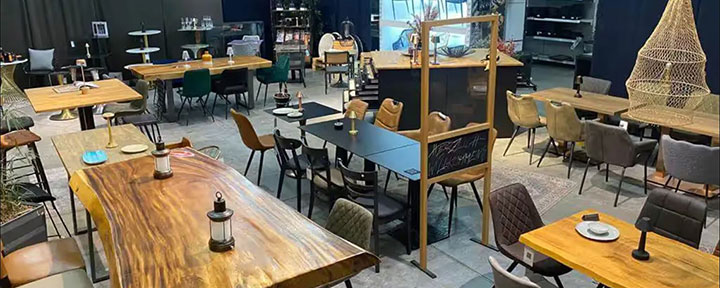 Möbel-Showroom mit Tischen