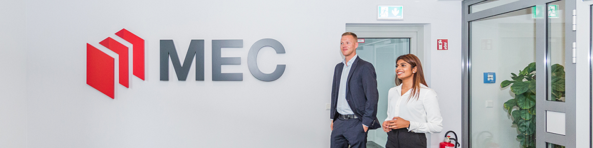 Zwei Algestellte im Büro