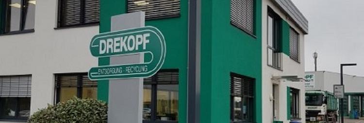 Haus mit Drekopf-Schild vor dem Haus