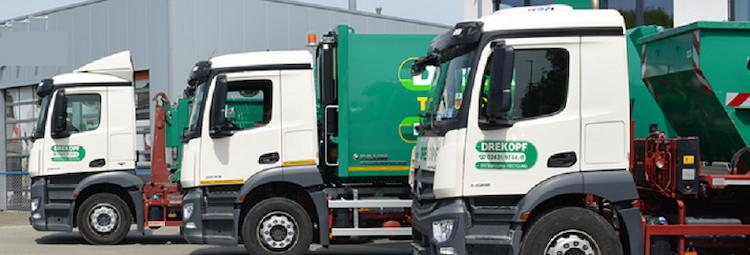 seitlich geparkte Lastwagen