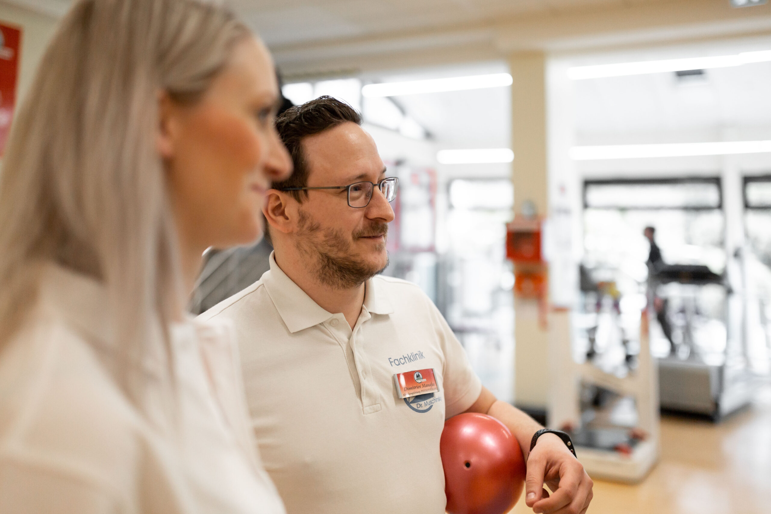 Eine Frau und ein Mann halten einen roten Ball