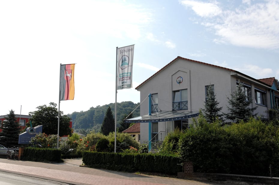Eine Frau und ein Mann halten einen roten Ball