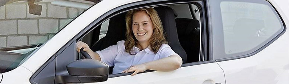 Frau sitzt im Auto.
