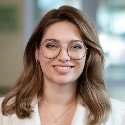 Frau Shania Degen