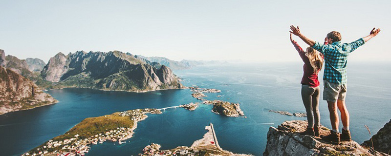 Mann und Frau am Rande einer Klippe