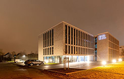 Beleuchtetes ETL-Bürogebäude bei Nacht