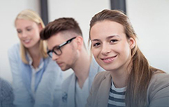 Drei junge, lächelnde Kollegen bei der Teamarbeit