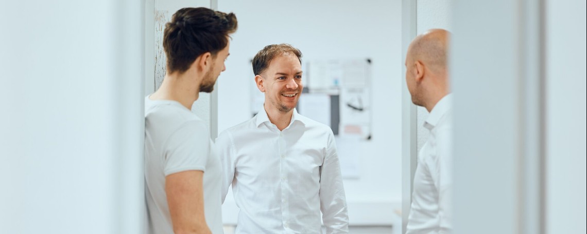 Mitarbeiter im Gespräch im Büro