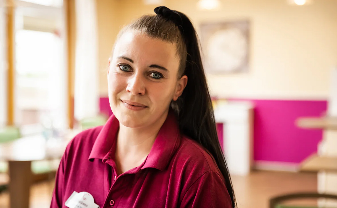 headerbild_frau_in_rosa_zopf.jpg