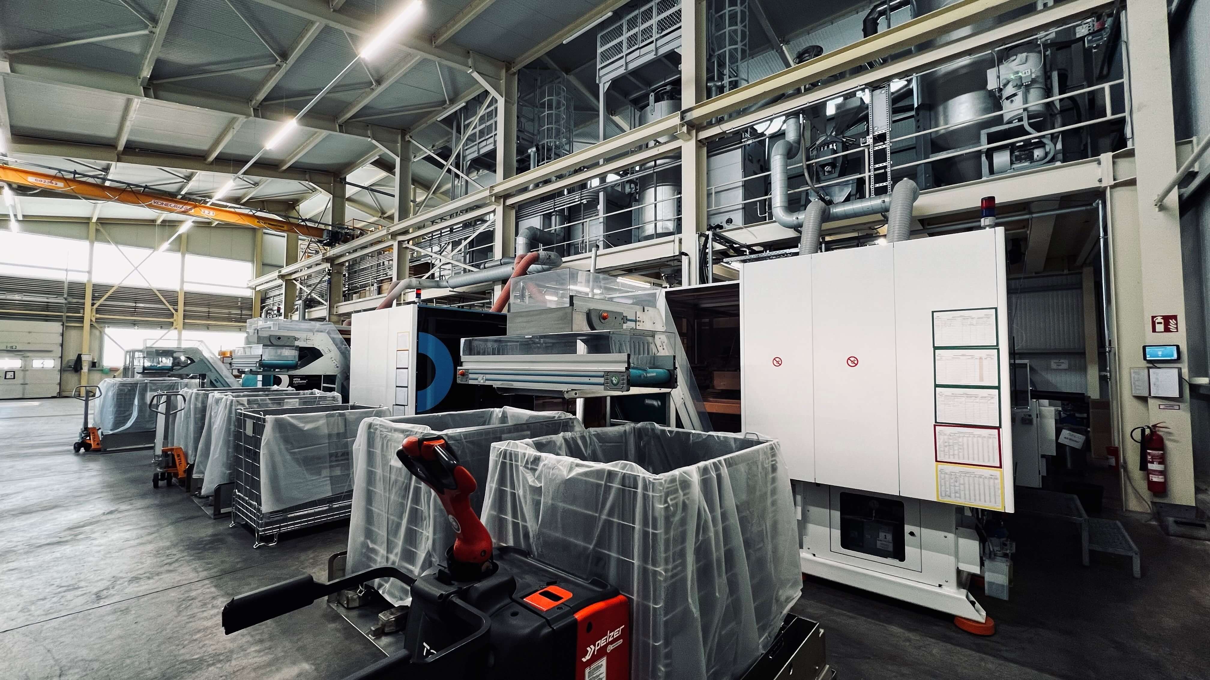 Anzeigenbild zeigt Szenen aus dem Arbeitsumfeld