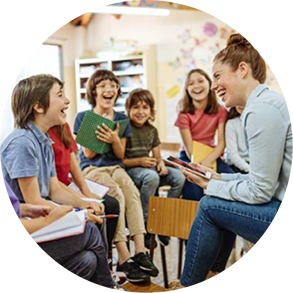 Erzieherin und Kinder