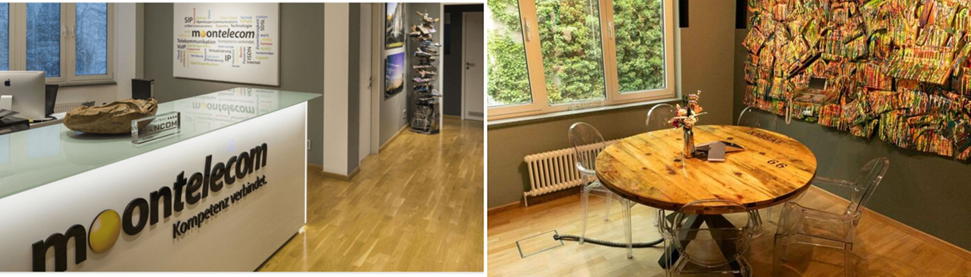 Modernes Büro von Moontelecom mit Empfangstresen links und rustikaler Sitzecke rechts
