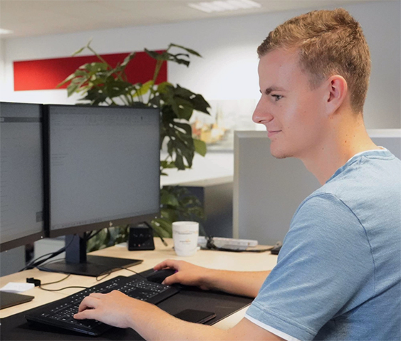 Mann arbeitet am Computer