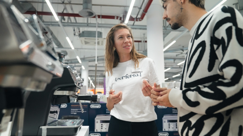 Verkäuferin und Kunde