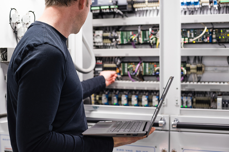 Ein Mann überprüft das elektrische System