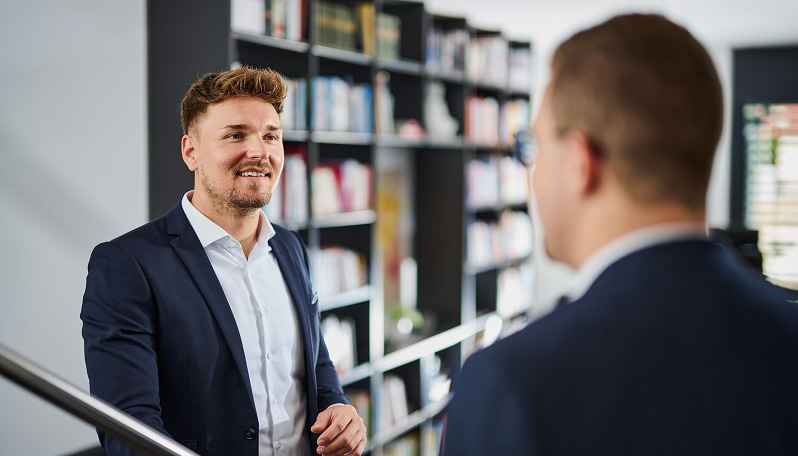 Herren im Gespräch