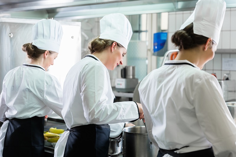 Köchinnen arbeiten in Küche