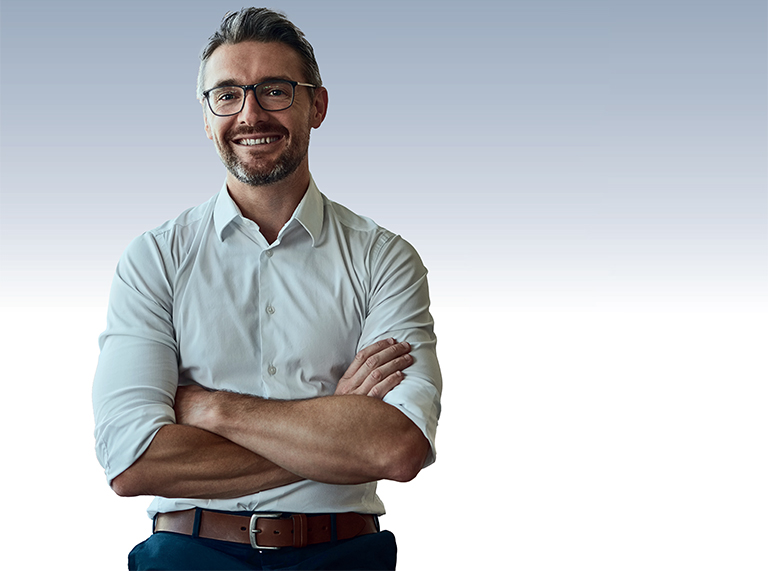 Ein Mann mit weißem Hemd und Brille