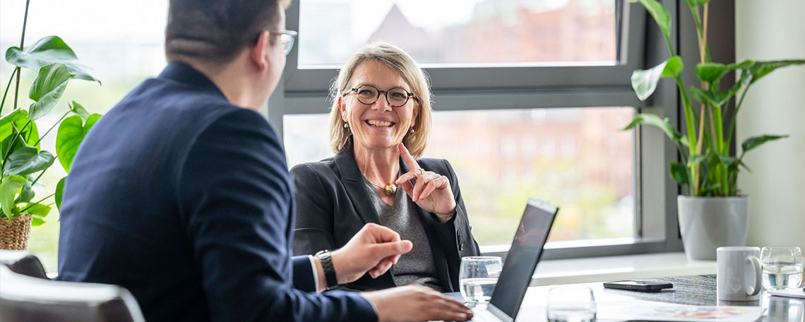 frau-arbeitsplatz-laptop-besprechung.jpg