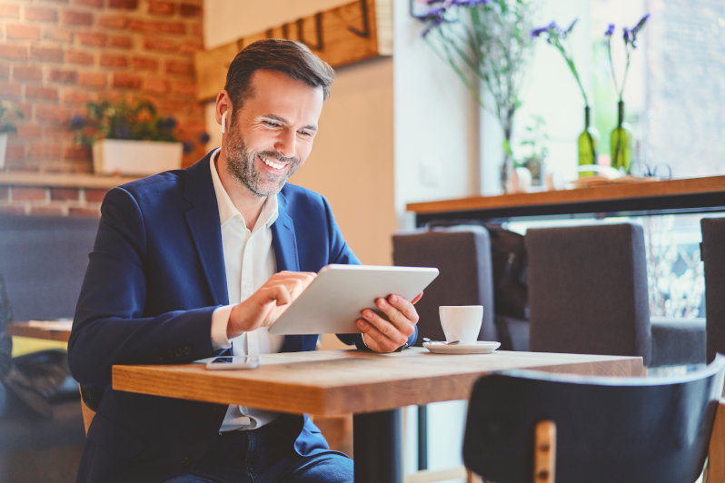 Mann mit Tablet im Café