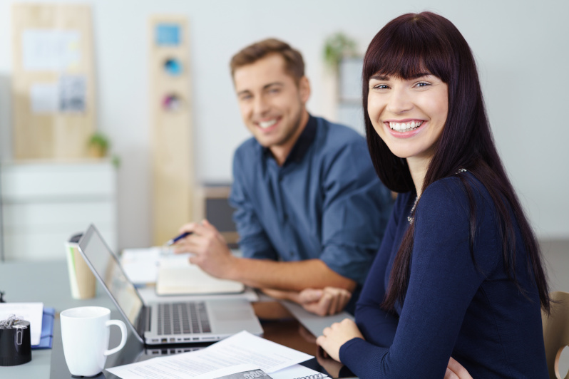 Zwei Personen im Büro