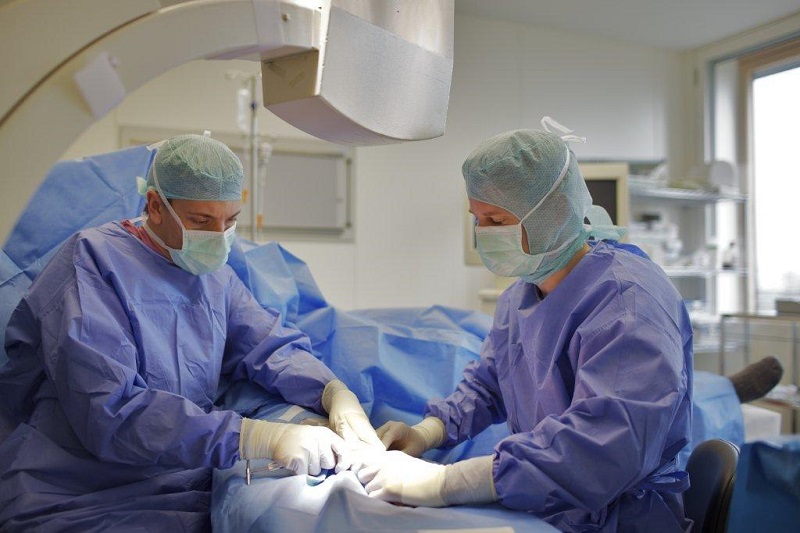 Ärzte im Operationssaal