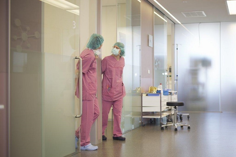 Krankenschwestern im Flur