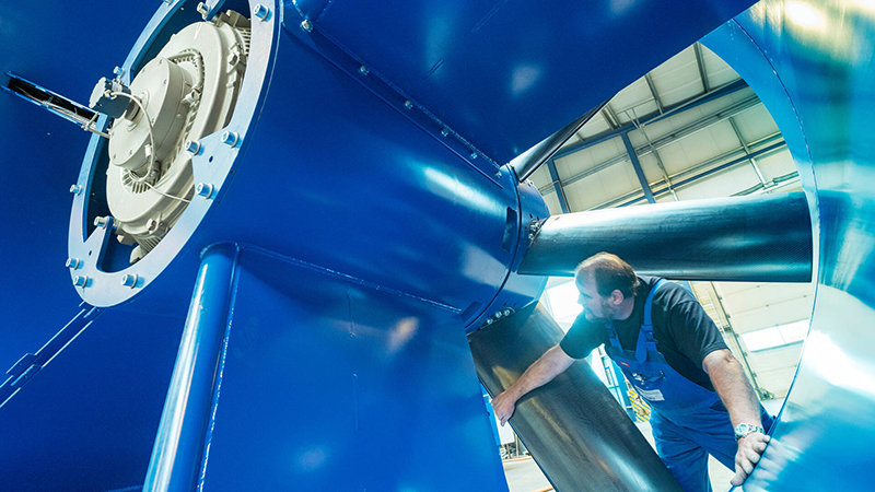 Techniker arbeitet an blauer Industrie-Turbine