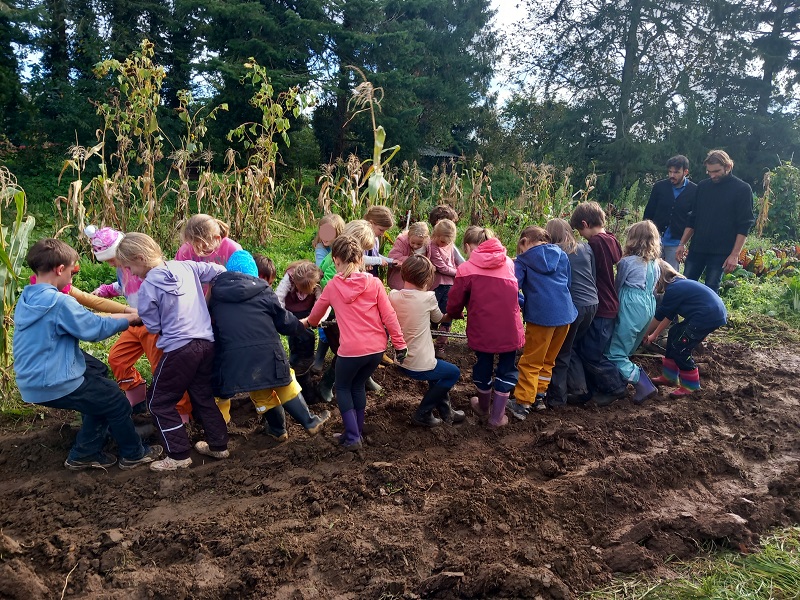 Kinderteam im Garten