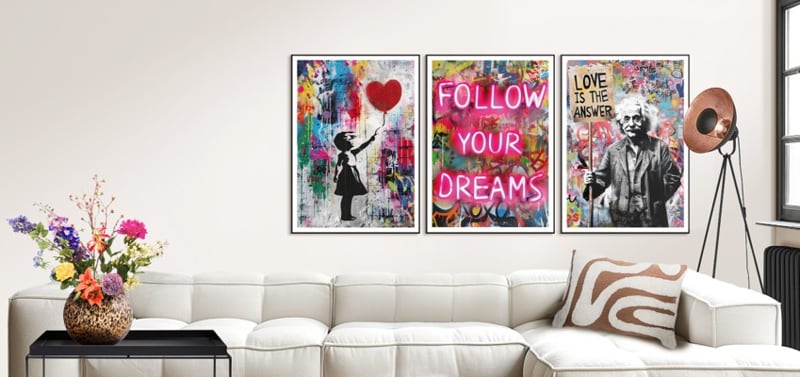 Drei bunte Pop-Art-Bilder über weißem Sofa