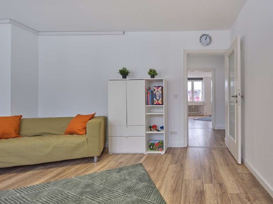 Zimmer mit blauem Sofa