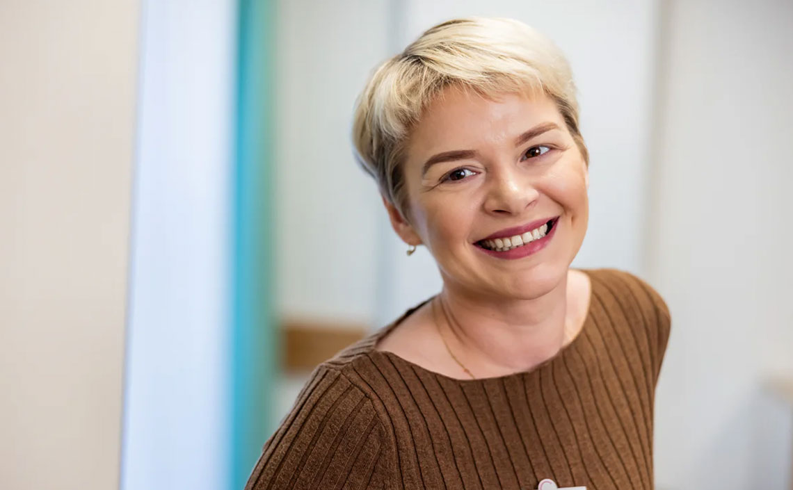headerbild_dame_kurze_haare_blond_lacht.jpg