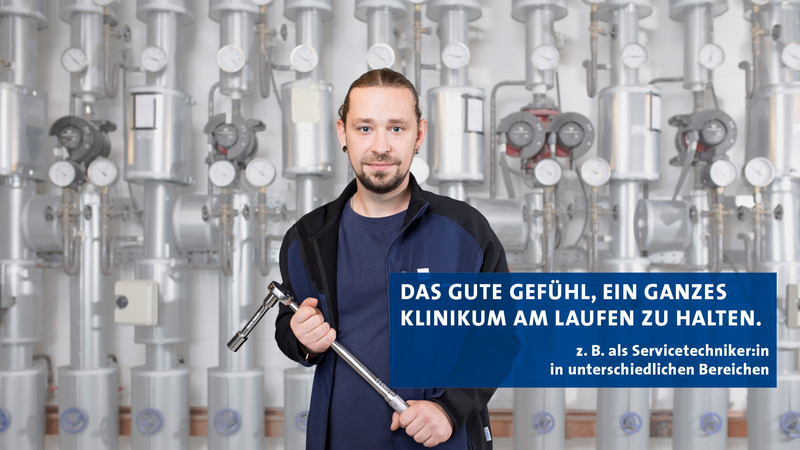 Servicetechniker mit Werkzeug vor technischen Anlagen in einem Klinikum