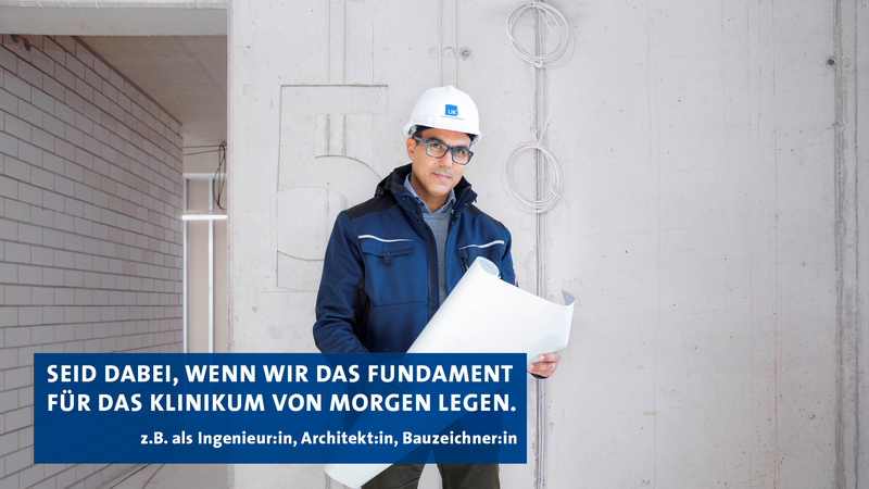 Ingenieur mit Schutzhelm und Bauplan auf einer Baustelle
