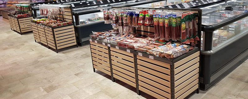 Wurstwaren auf Supermarkt-Displays
